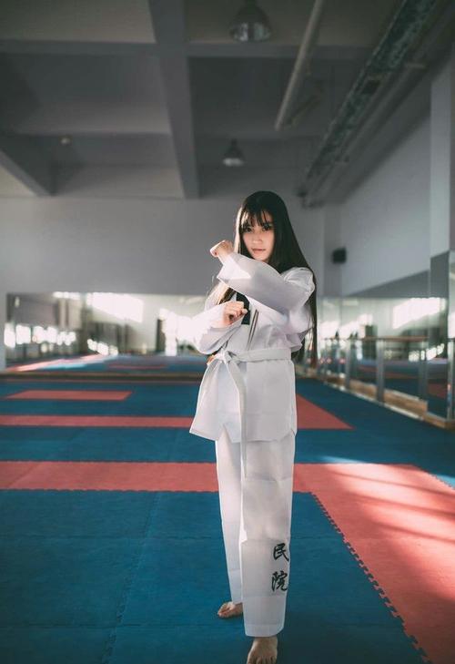 小女孩学跆拳道教练把他压哭了,学跆拳道妹子遇到坏人