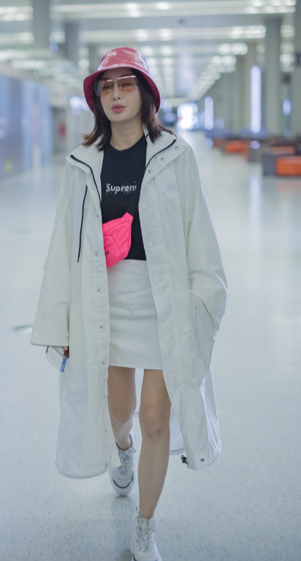 秦岚真会穿，黑白撞色的衣服配上玫红色包包，瞬间就变洋气了