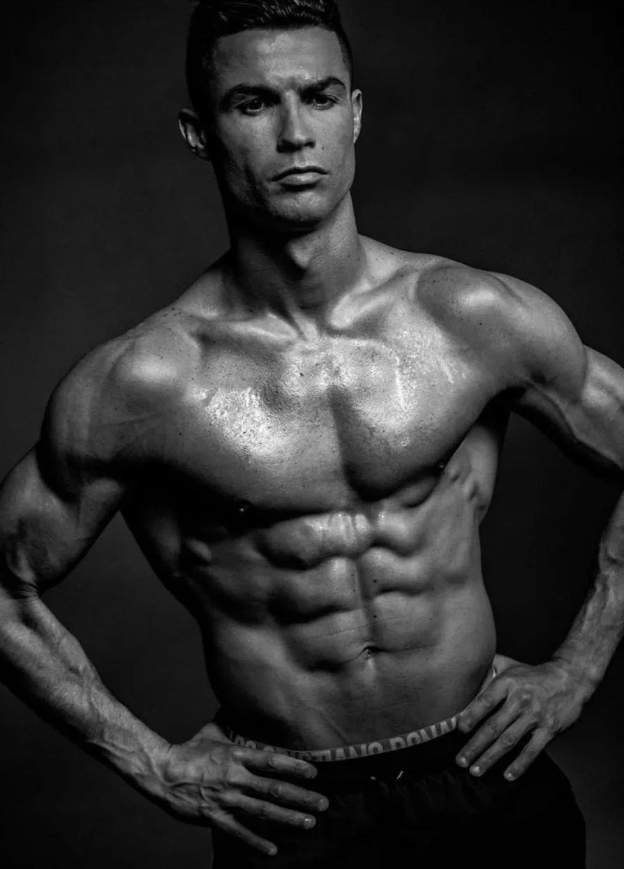 c罗18岁年轻身体与现在对比照片,c罗训练结束社媒晒照秀肌肉