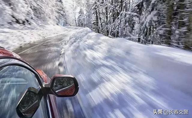 雪后驾车遇到打滑怎么打方向,雨雪天气开车打滑怎么自救