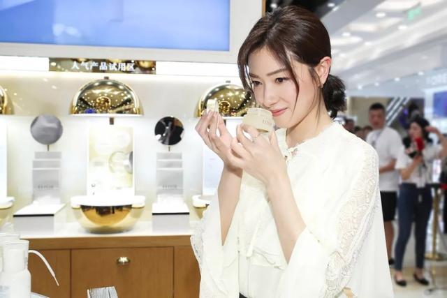 万茜代言怡丽丝尔现场,万茜怡丽丝尔片场视频