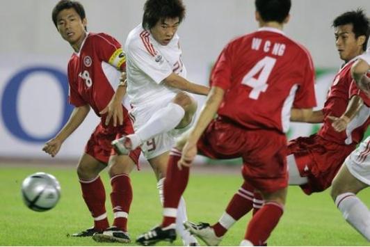 国足1比2中国香港38年来首负,04年国足7比0中国香港