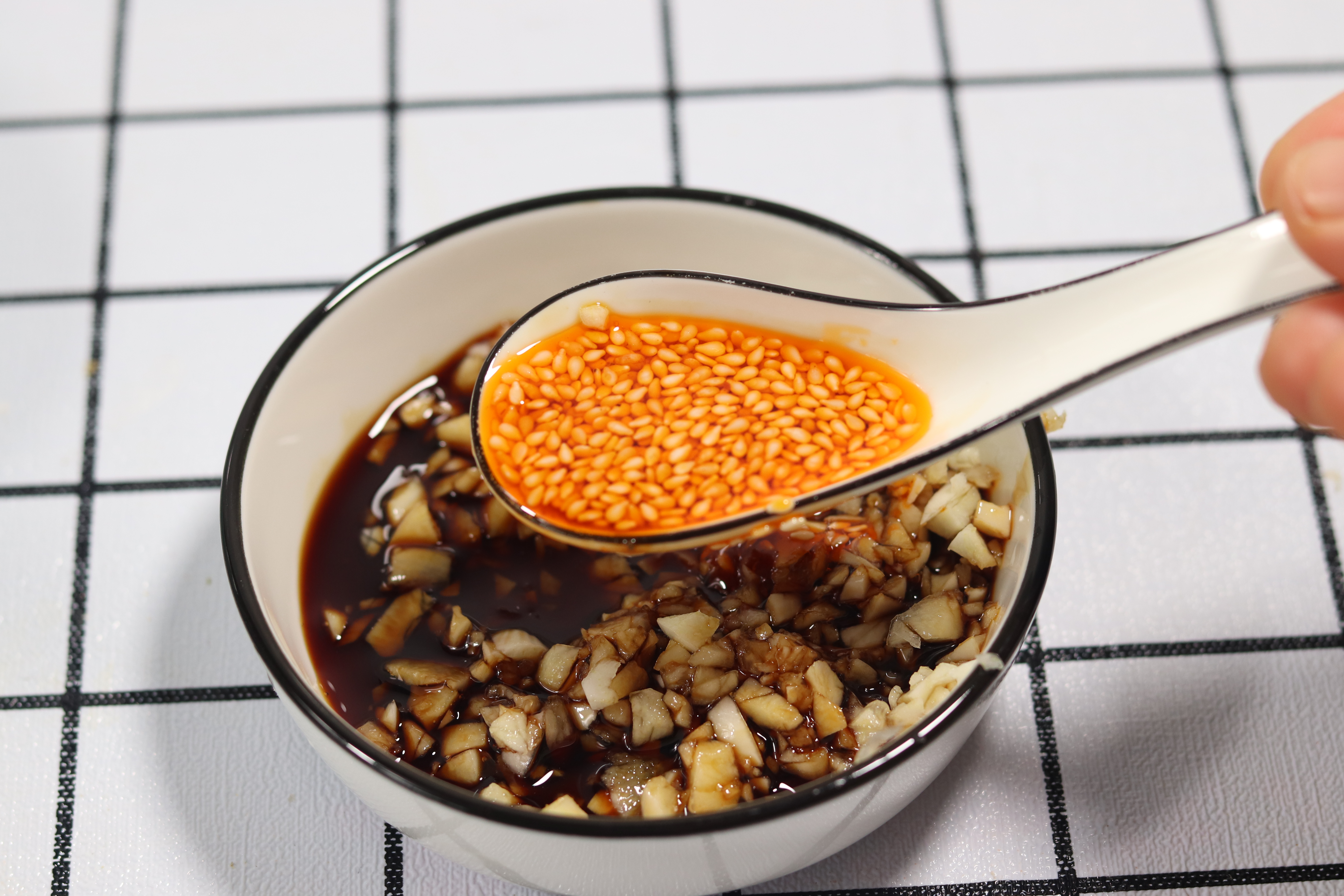 切皮蛋粘刀视频教程,如何制作皮蛋拌豆腐让皮蛋不腥