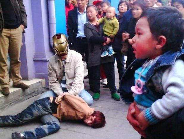 “妈妈，我脚疼”，女儿超市里突然嚷着脚痛，宝妈低头一看报了警