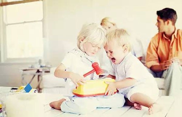 孩子爱动手打妈妈怎么办,小孩子爱打人怎么管教