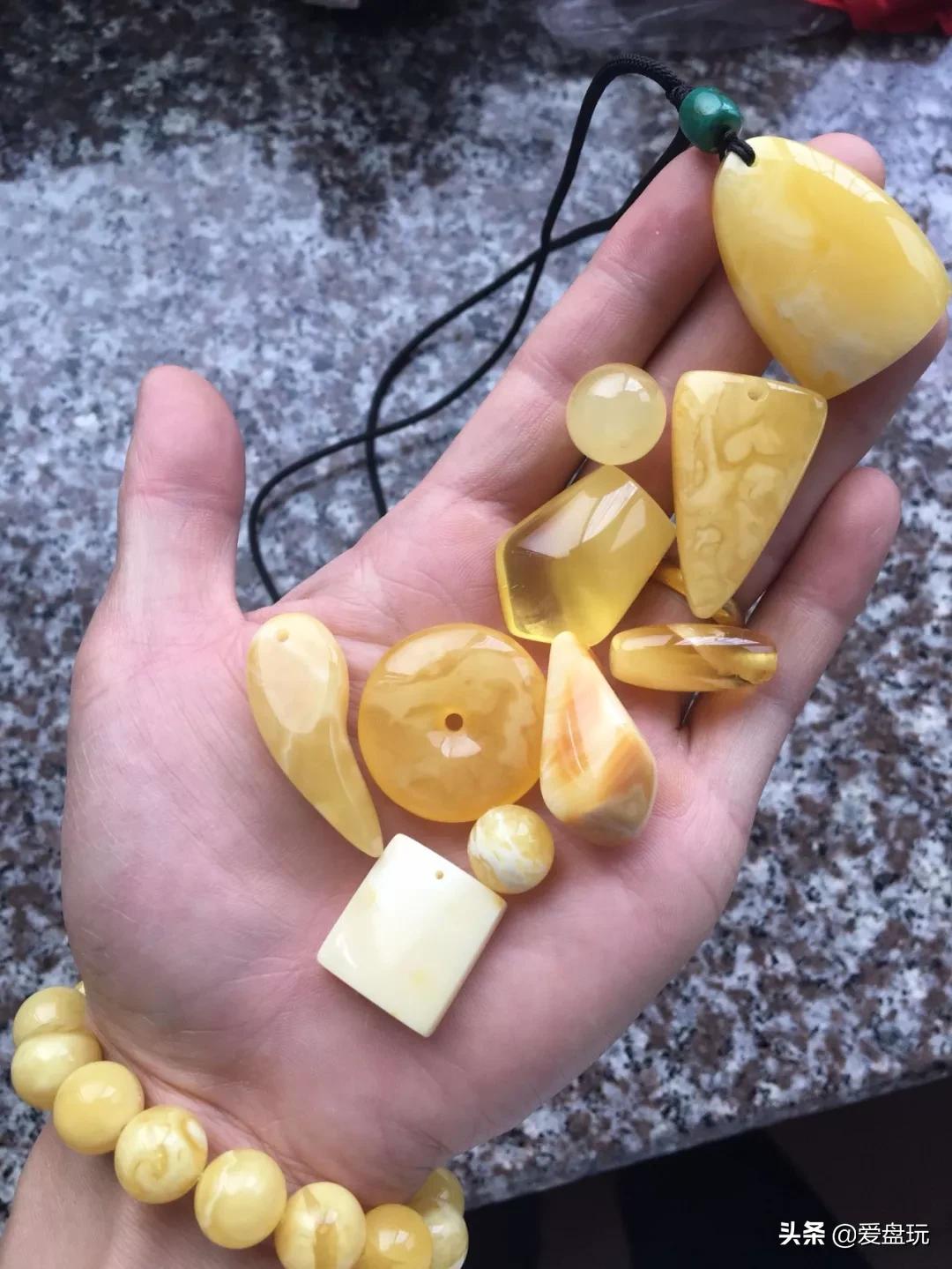 蜜蜡里面的白花越来越明显,蜜蜡白花变色的过程