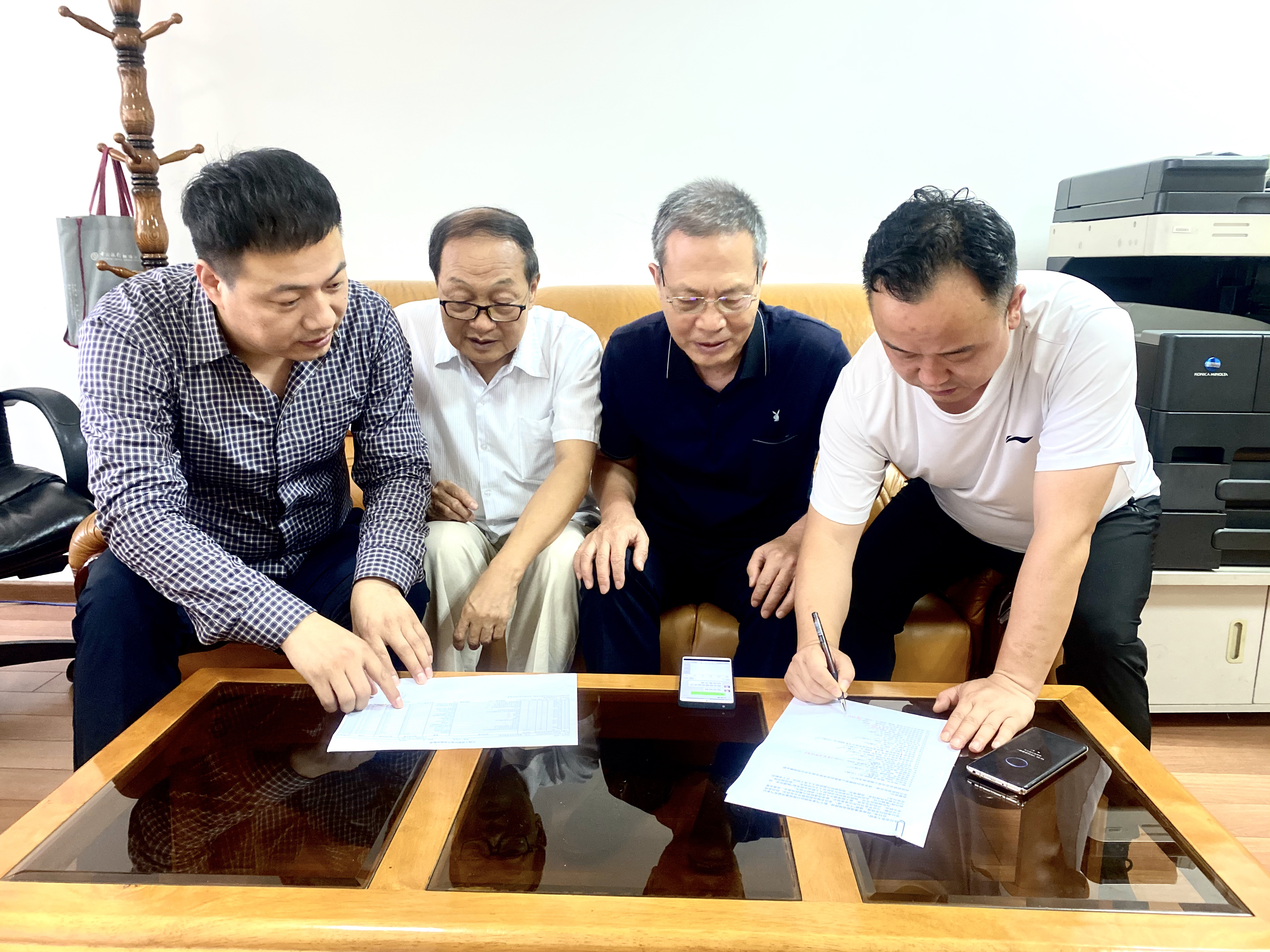 抗击疫情捐款捐物爱心汇聚洛宁,众志成城抗击疫情爱心捐物