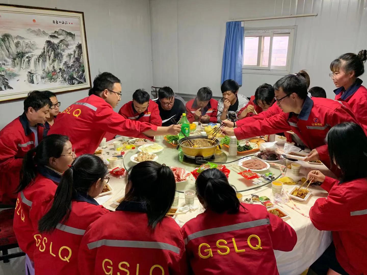 阿尔金山上的“路桥”人