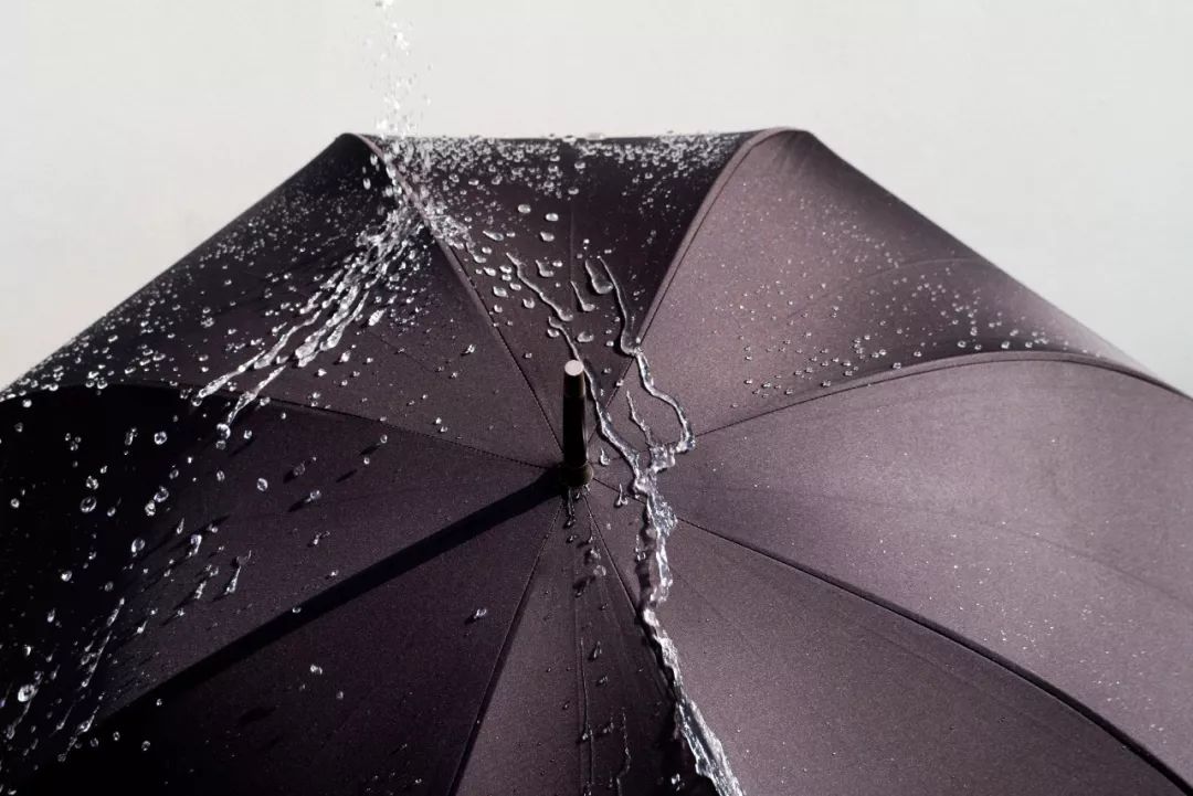 雨天的格调来自于一把正统英伦风雨伞