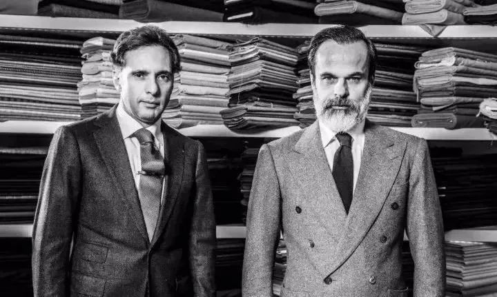 两粒扣西服扣子一般扣哪一粒,西服纽扣在不同场合的扣法