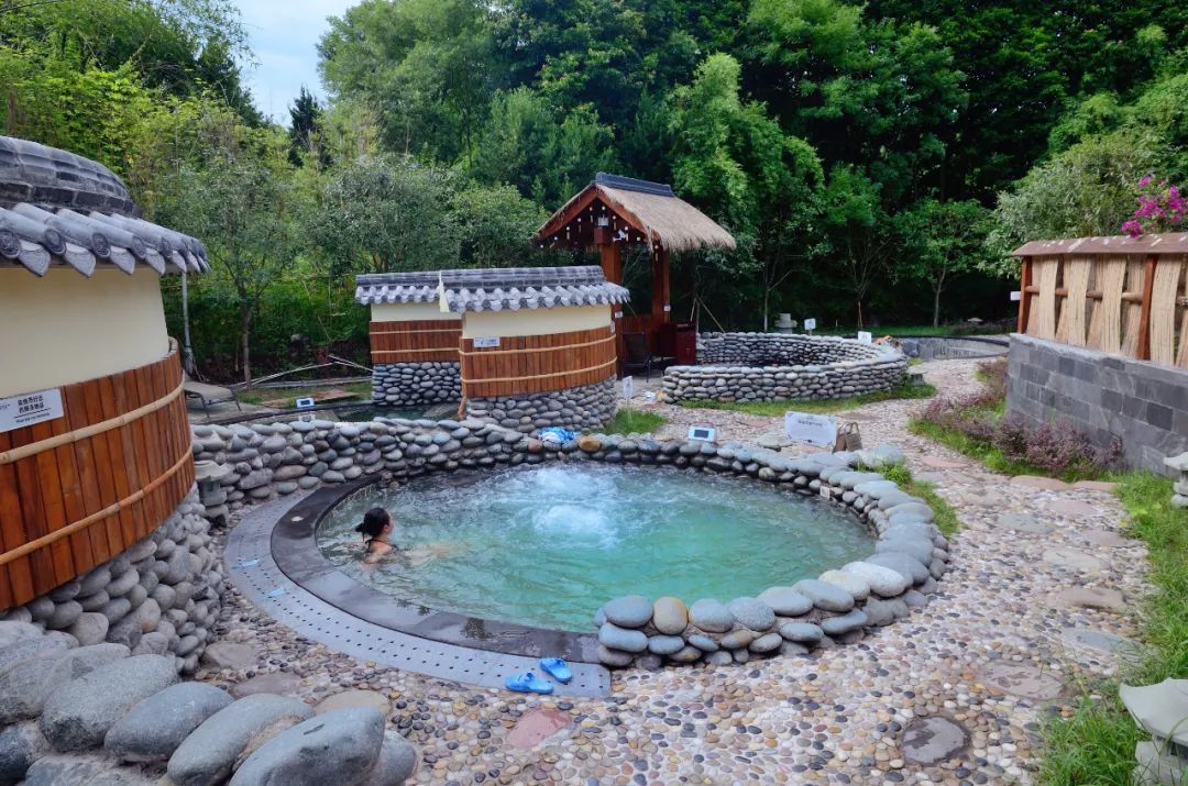 天冷温泉安排图片,温泉天冷要加衣服