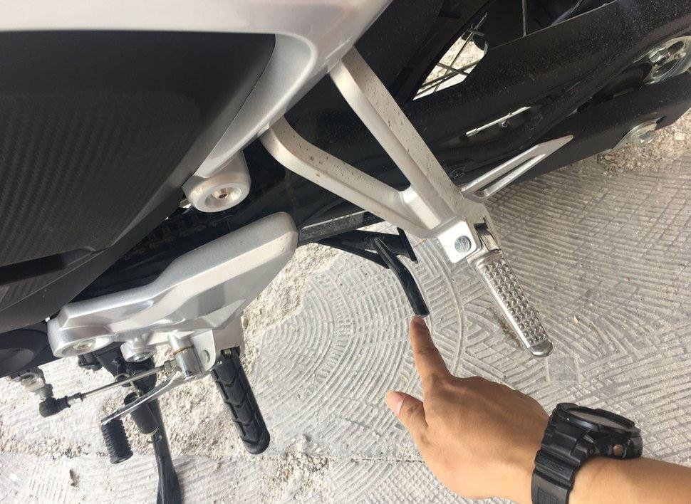 同事买了一辆日系车,同事买的摩托车