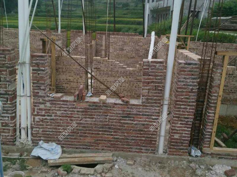 自家建房落水管放在墙里还是墙外,农村建房天沟落水管怎样装才合适