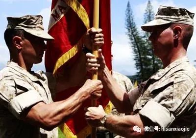 长袖衬衫怎么把袖子挽起来好看,长袖衬衫怎么挽起来