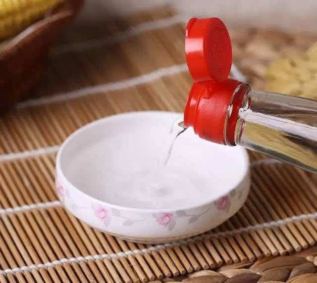 玻璃胶时间久了变黑变黄如何清理,厨房水槽玻璃胶发霉变黑怎么办