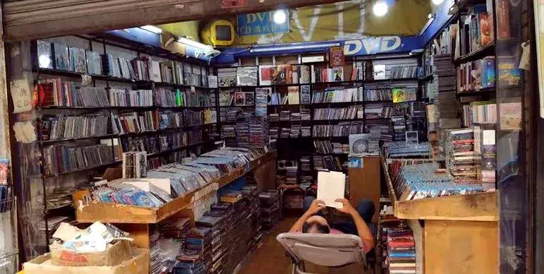 刺纹身脚踩松糕鞋那些年小寨百汇里西安80、90后的非主流青春