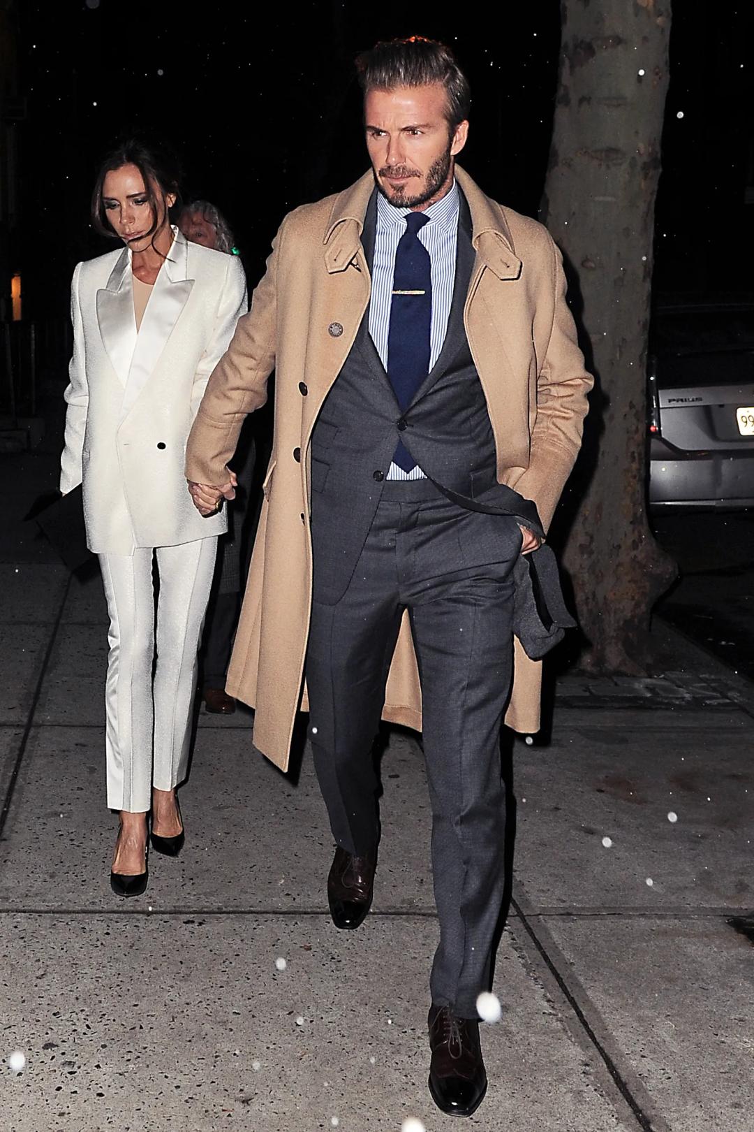 普京穿一套黑风衣,普京穿黑衬衫披外套