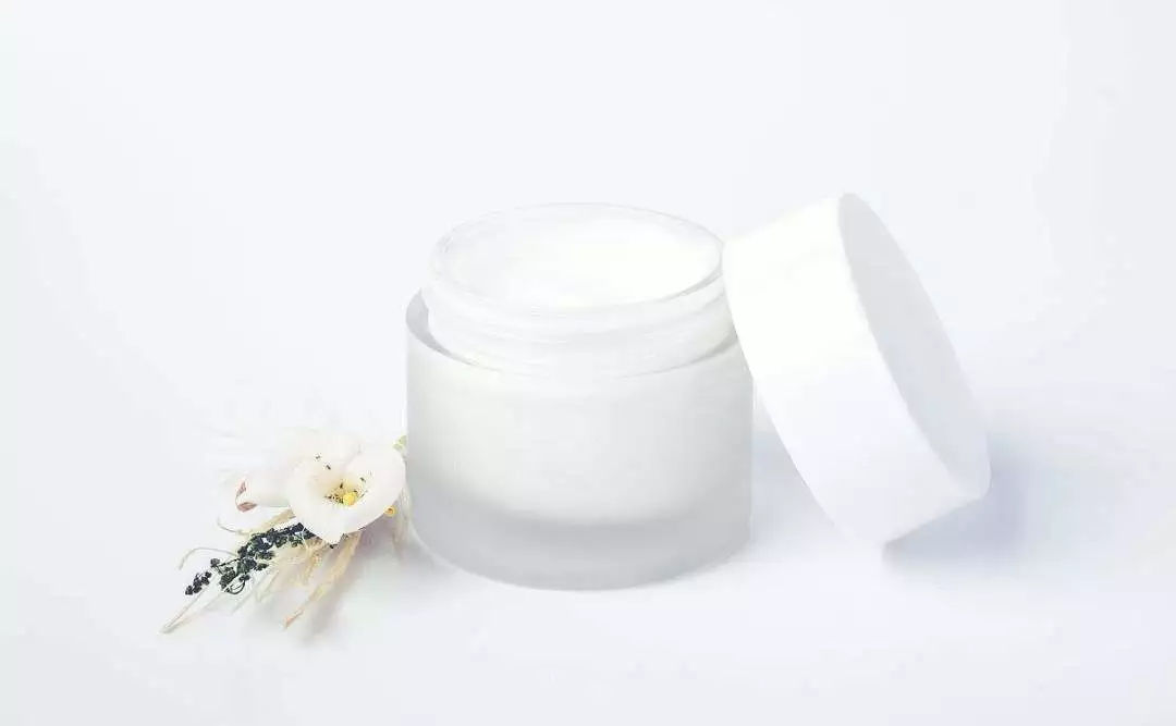 用了一个月面霜越来越黑为什么,开瓶了半年的面霜还可以用吗