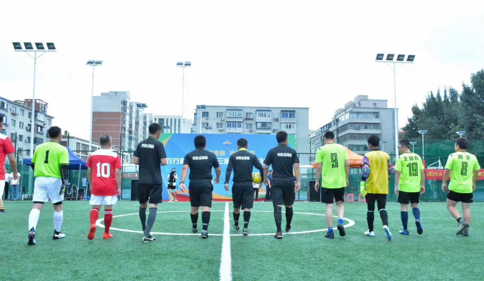 承办五人制足球赛事,一共32支球队参加比赛