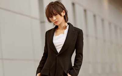 王子文穿球鞋放在高铁凳子上,王子文高铁踩桌板