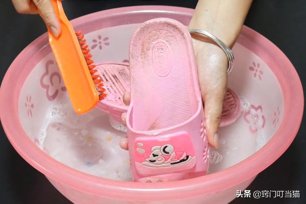 拖鞋脏了不要扔教你一招洁净如新,拖鞋穿久了很脏妙招教你轻松清洗