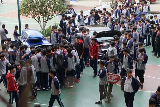 广州高校突现众多改装车,中国改装文化跨出了重要一步!