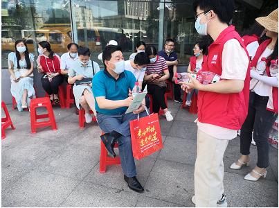 夏日送清凉志愿者辛苦挥汗如雨,志愿者为高考一线工作者送清凉