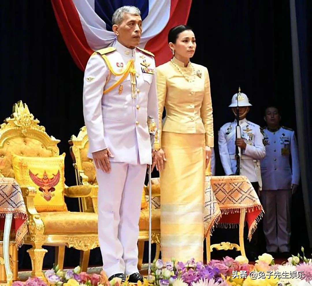 泰国国王度假穿着,泰国国王带20个妃子躲在德国度假