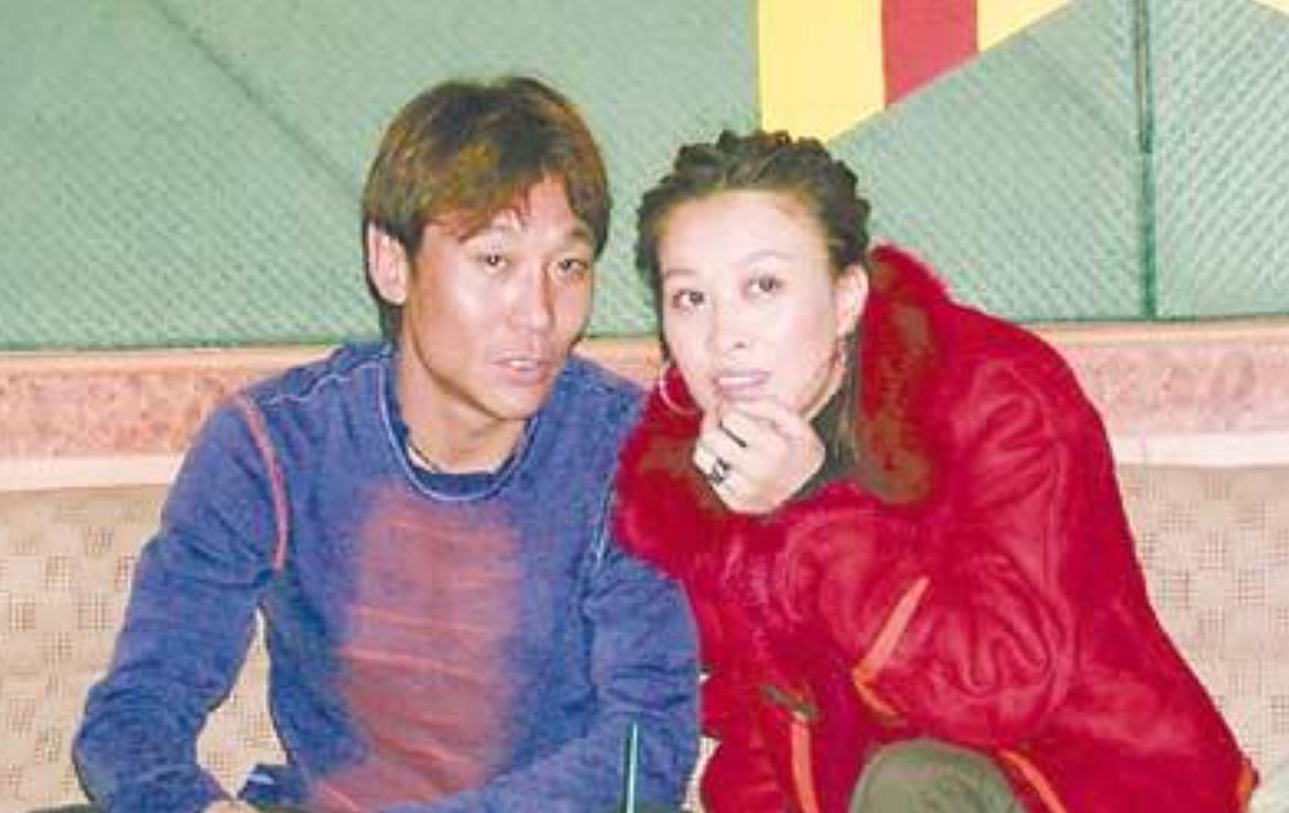 让那英苦恋10年，两个女人为他未婚生子，如今的高峰怎么样了？