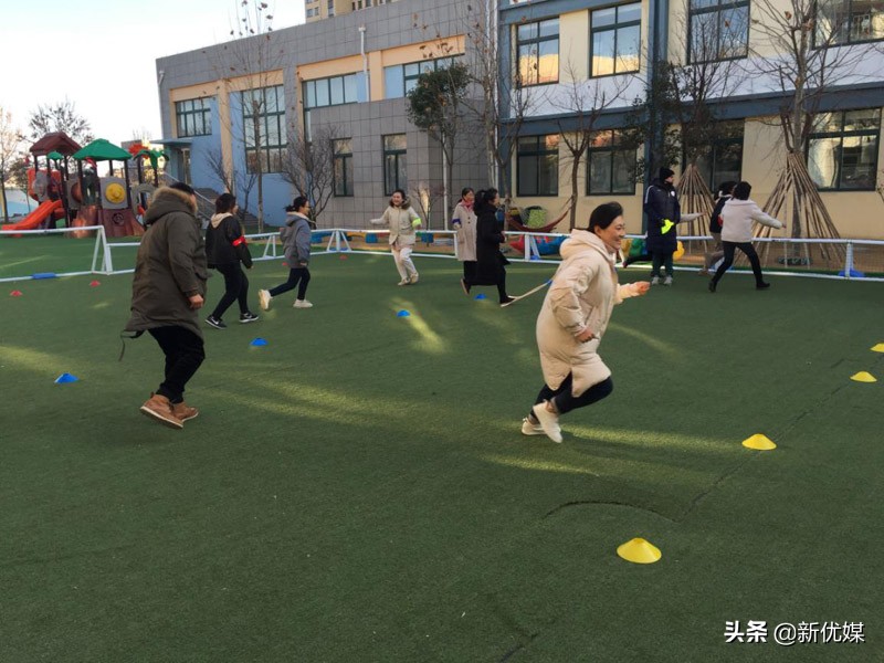 情暖寒冬关爱无限!莱西市幼儿足球教师零距离体验趣味足球公开课