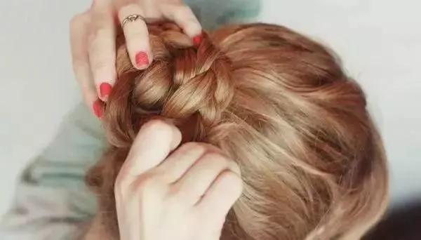 穿裙子就扎这三种发型,穿裙子头发就这样盘气质高级