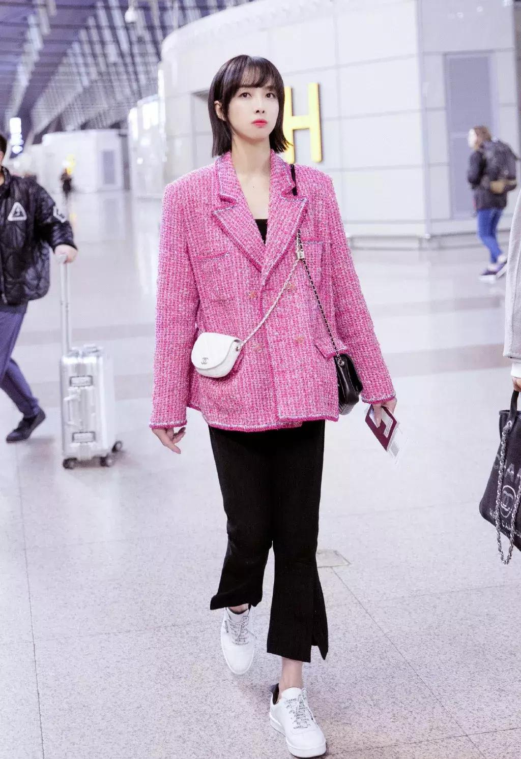 天气回暖怎么穿?裙子+运动鞋是时尚人群中热度最高的搭配法则