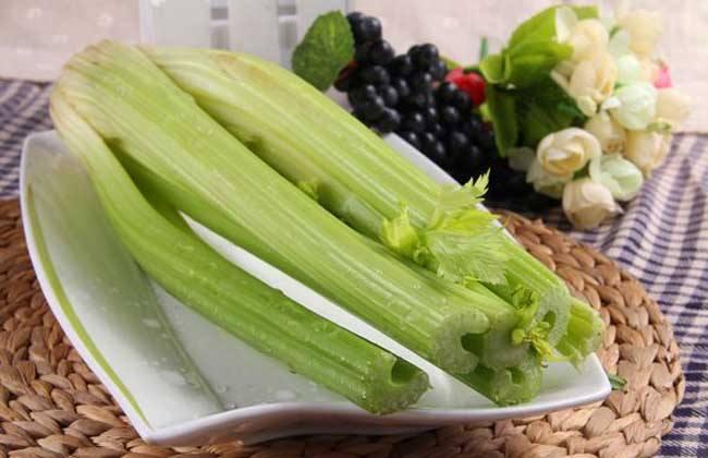 辣椒炒牛肉牛肉先焯水还是先切,青椒炒牛肉的家常做法要不要焯水