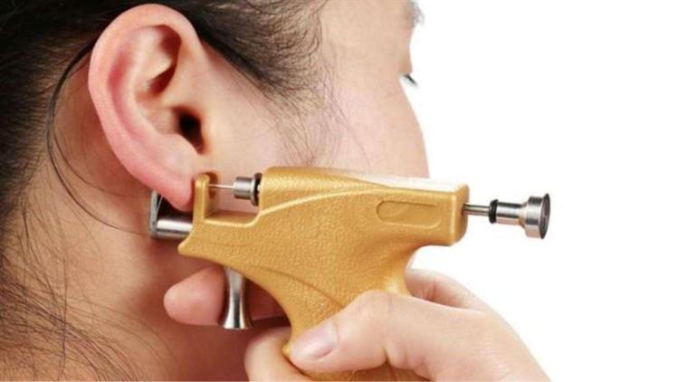 打耳洞有可能感染艾滋病吗,穿耳洞纹身会得艾滋病吗