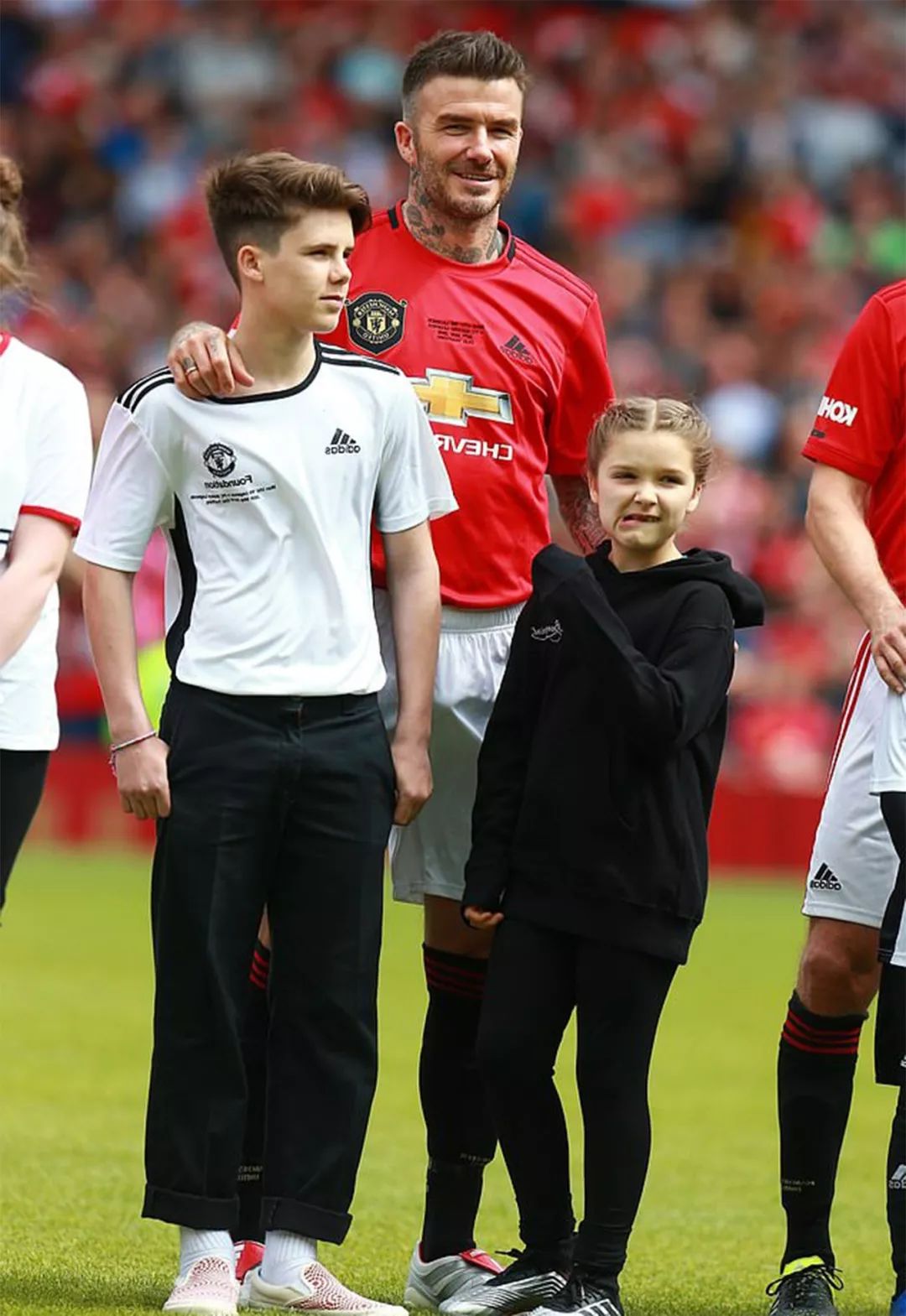 46岁贝嫂带儿女为老公助威，小七成全场焦点，小贝甜蜜亲吻女儿