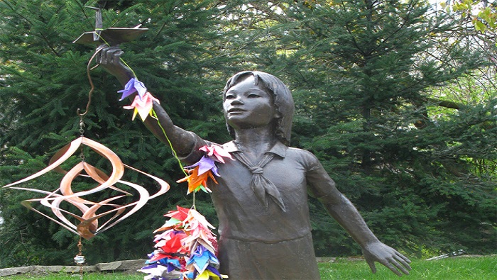 杭州95后小伙折纸山海经千纸鹤,日本折千纸鹤的纸