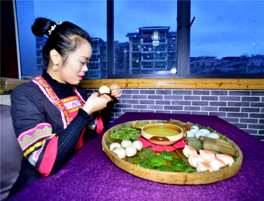 桂林藏在山洞里的油茶店,桂林开在半山腰的油茶店