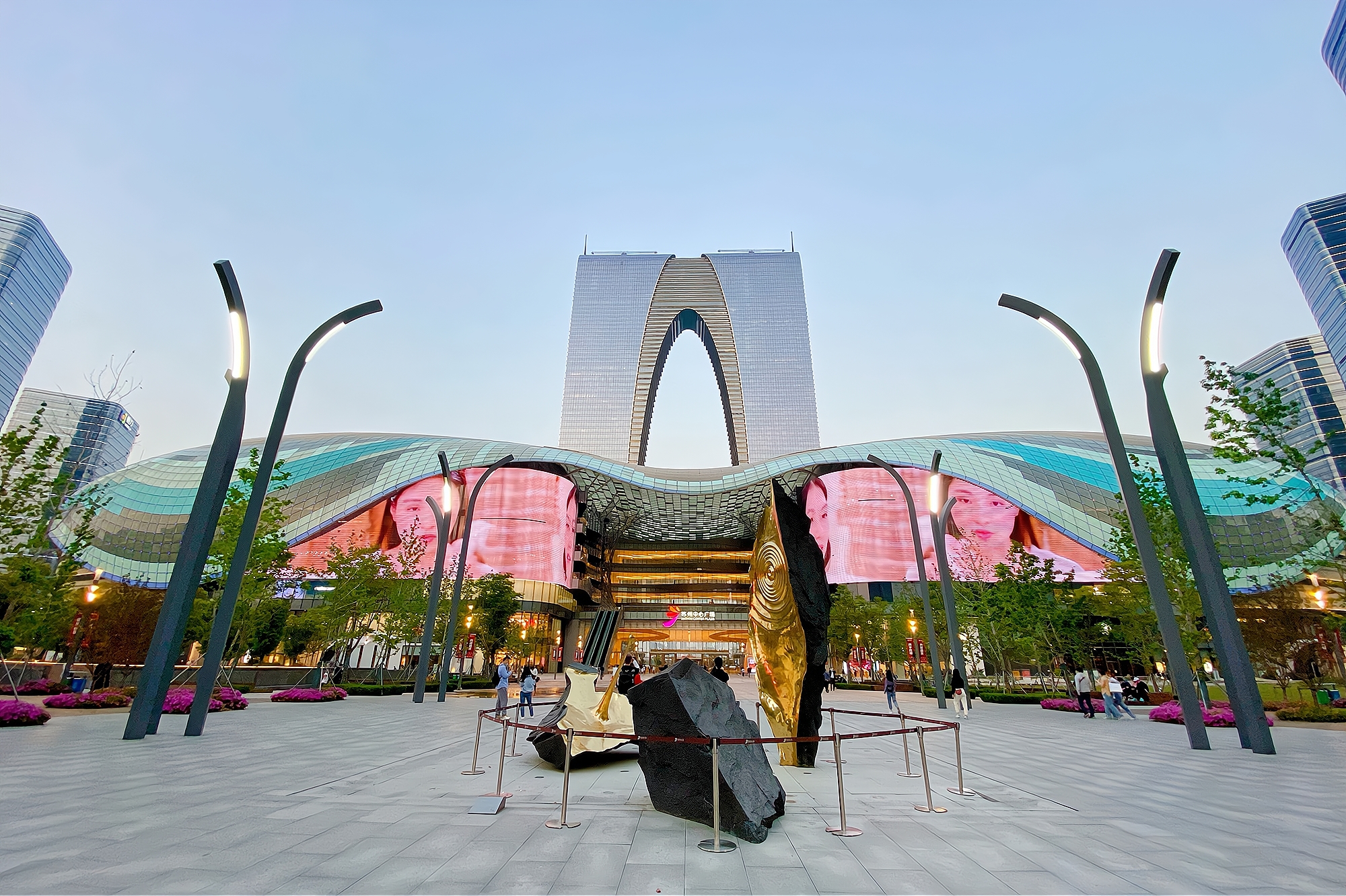 苏州世界之门打卡,苏州世界第一门