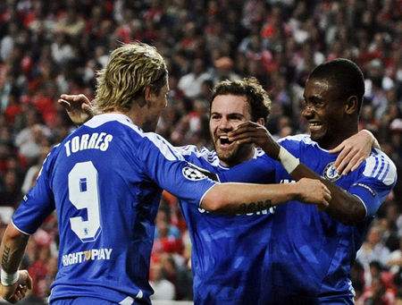 足球里摆大巴是什么阵型,摆大巴战术经典球赛