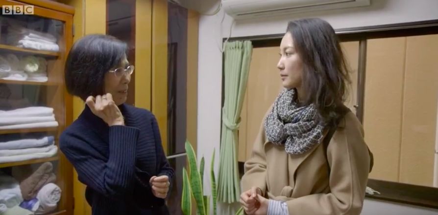 *服务性**扎堆的日本街头，只有她被骂荡妇