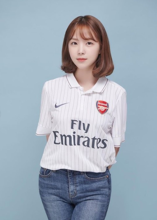 韩国网红女球迷和姐夫打赌因阿森纳输球被迫去寺庙下跪磕头1000次