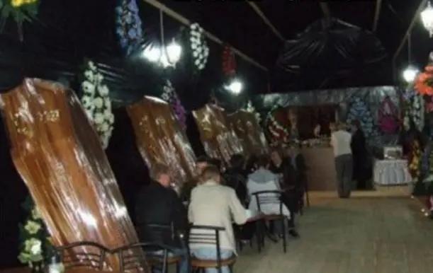 套套餐具、半裸服务……餐厅的“软色情”你能接受吗？