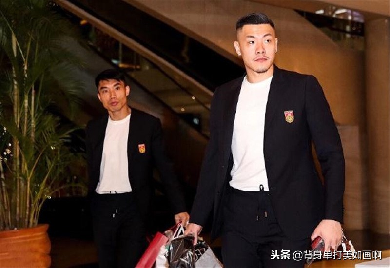 国足里皮合影,国足低调归来