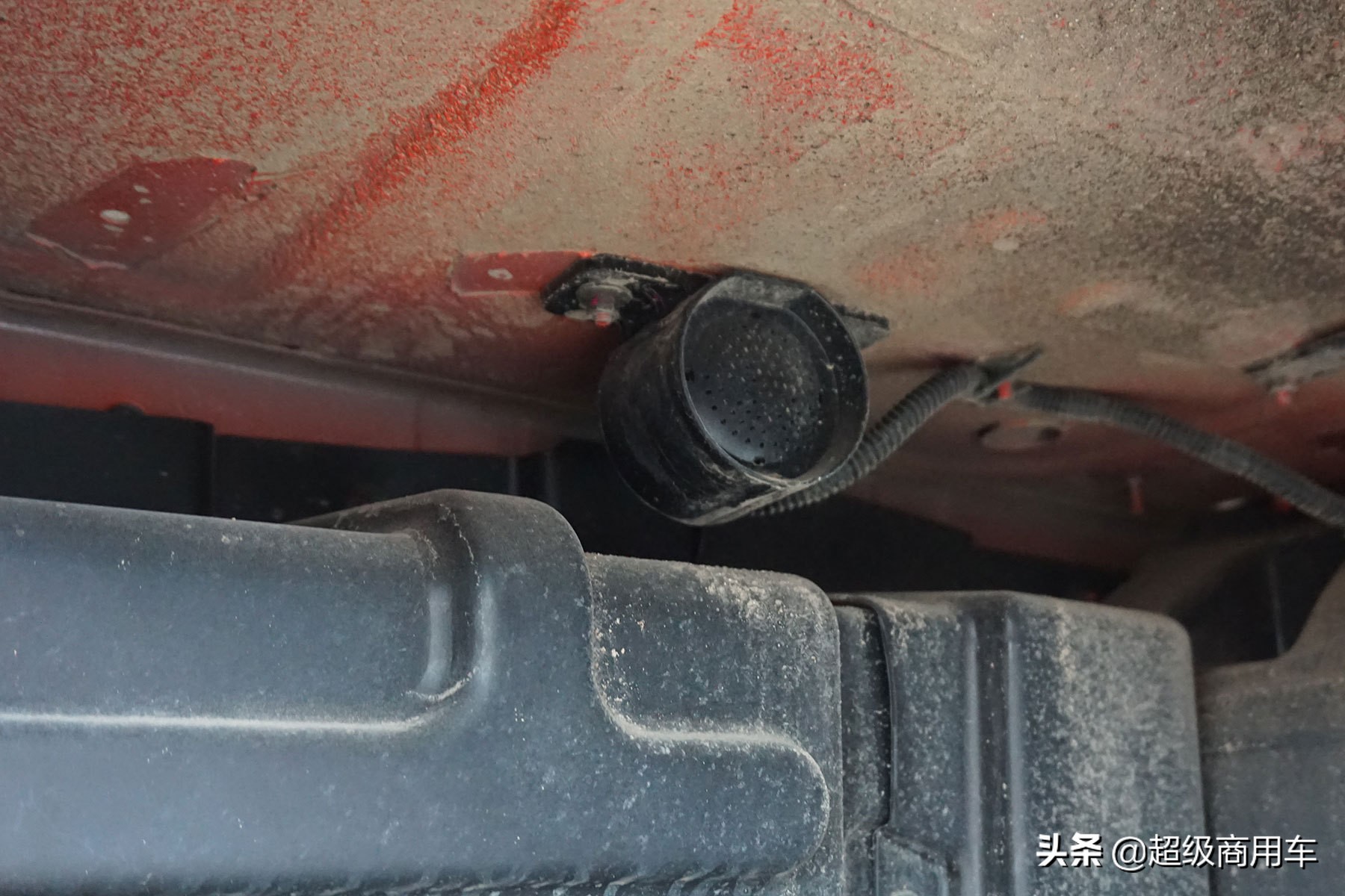 乘龙h5单桥自卸3.8米轴距定制版,乘龙h5vlng牵引车多少吨