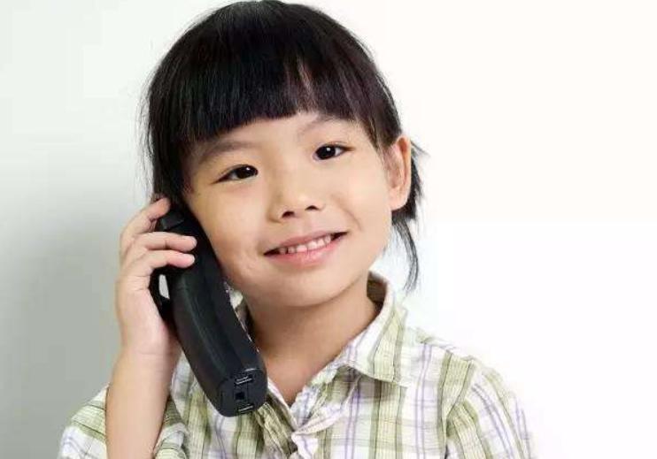 孩子爱插嘴家长巧应对,如何改掉孩子爱插嘴的毛病