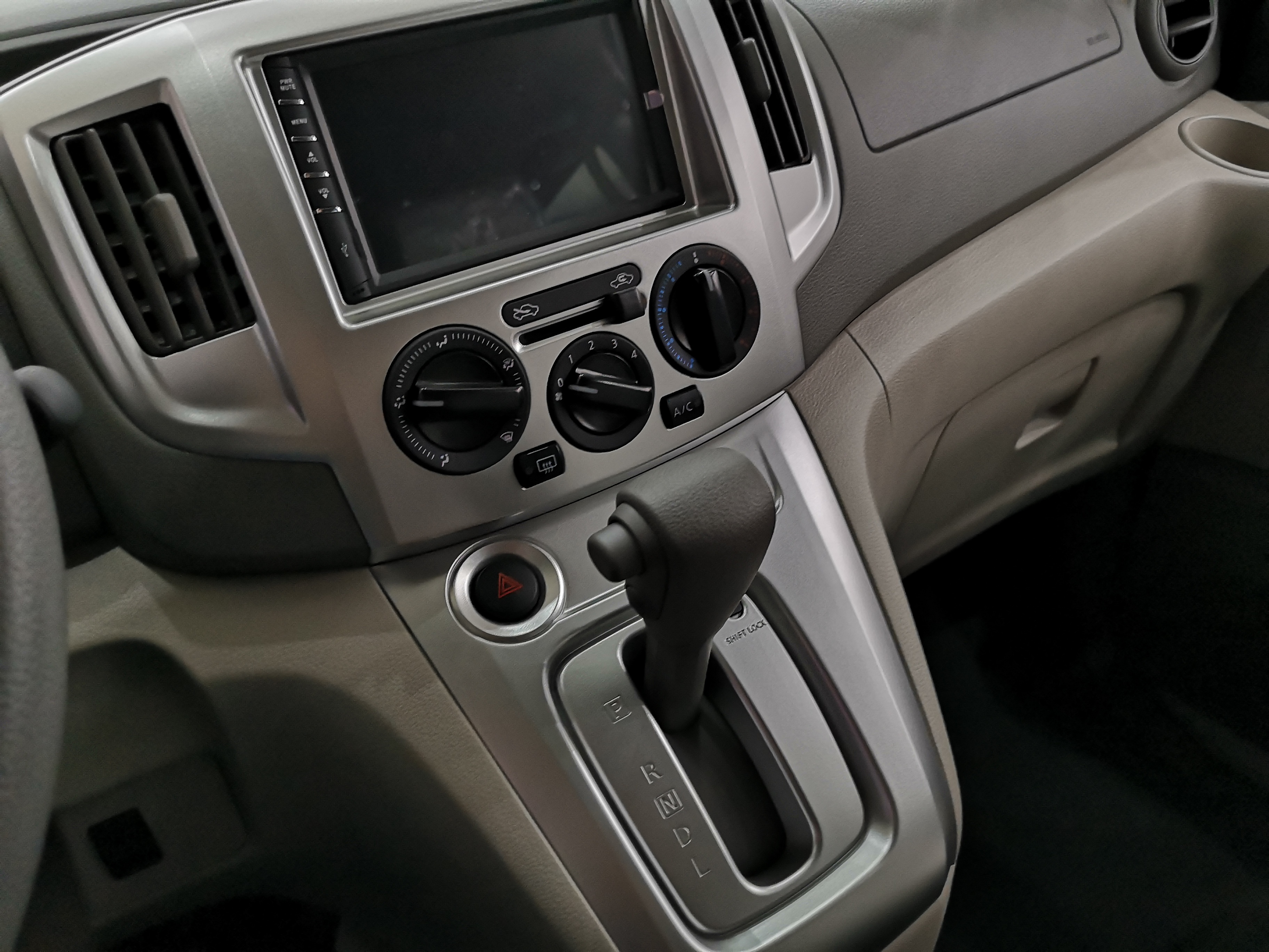 福建18款日产nv200改装六座,日产nv200手动挡17款改装