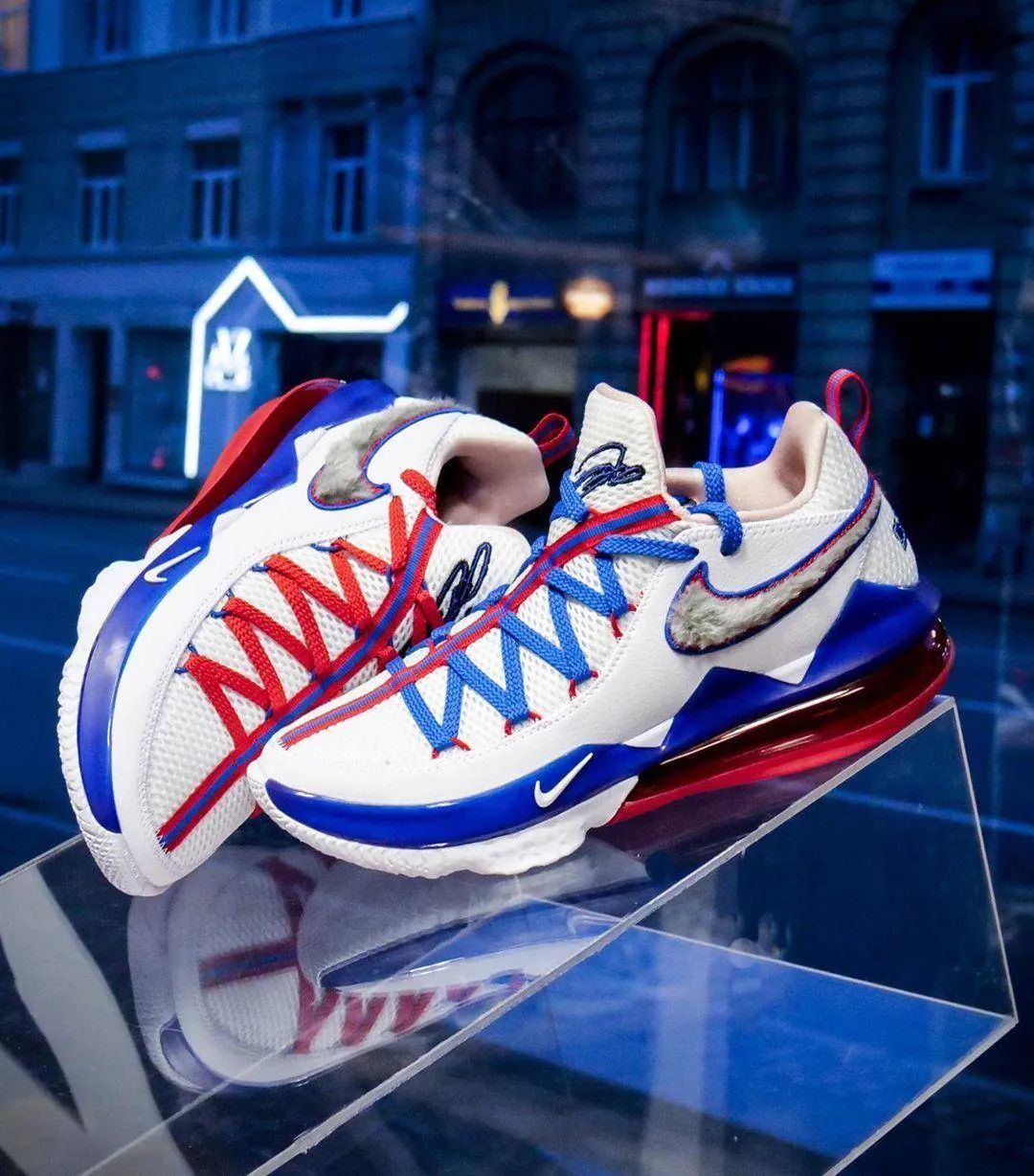 詹姆斯17low和欧文8哪个好,nikelebron17low詹姆斯17