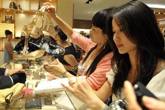 买奢侈品和中国人的关系,中国人爱买奢侈品靠谱吗