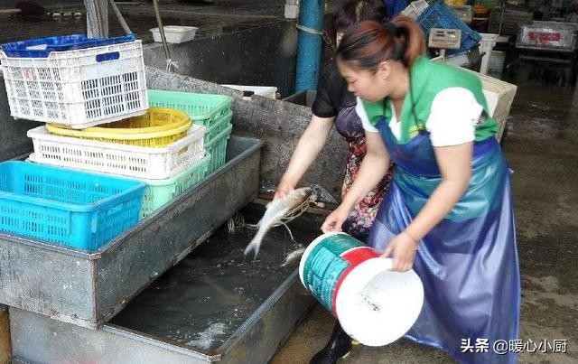 菜市场卖剩下的“死鱼”，都到哪儿去了？鱼贩们的方式，让人佩服