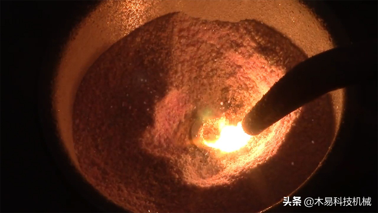 国外小哥亲身实验,将太空沙加热,结果发生了什么?